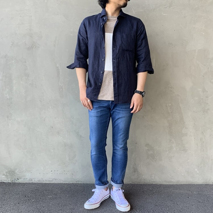 涼しくて快適な「リネン素材」で夏支度！おしゃれと着心地を両立した着こなし提案の大人な雰囲気の定番リネンシャツコーディネートです。