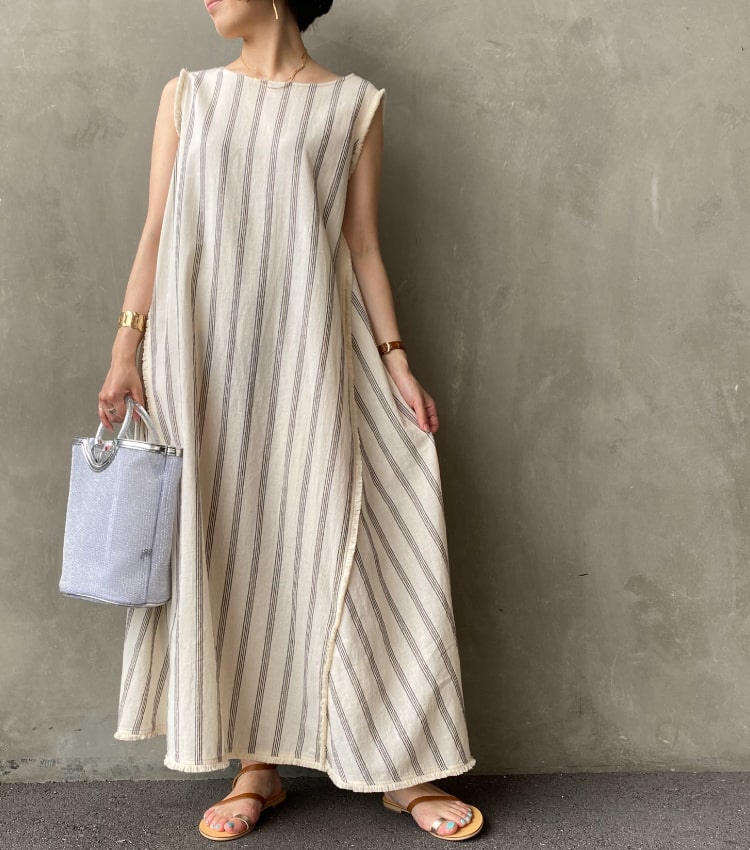 ヘルシーな肌見せが叶うノースリーブワンピースのコーディネートです。