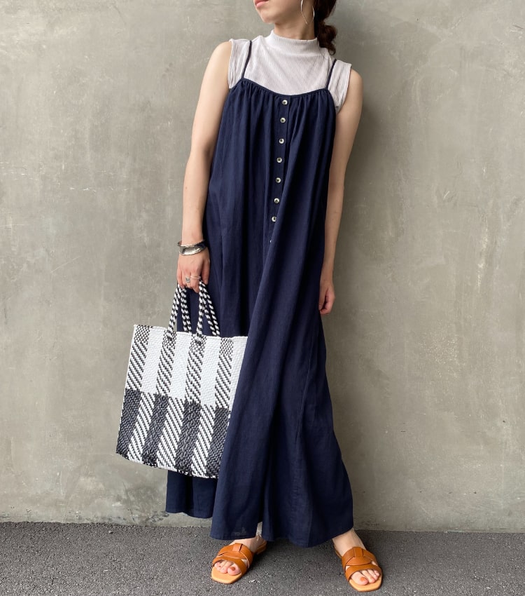 カジュアルな着こなしに華やかさを添えるキャミワンピースのコーディネートです。