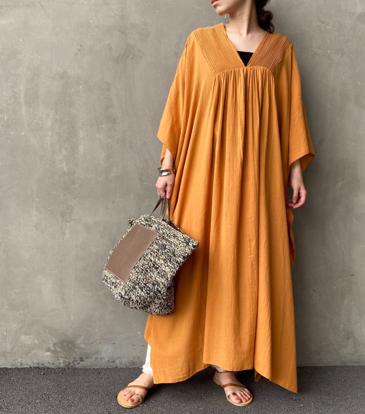 少ない肌見せでも涼しく過ごせるマキシワンピースのコーディネートです。