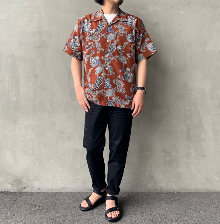 インパクトある柄は黒合わせで引き締めるコーディネートの半袖シャツです。