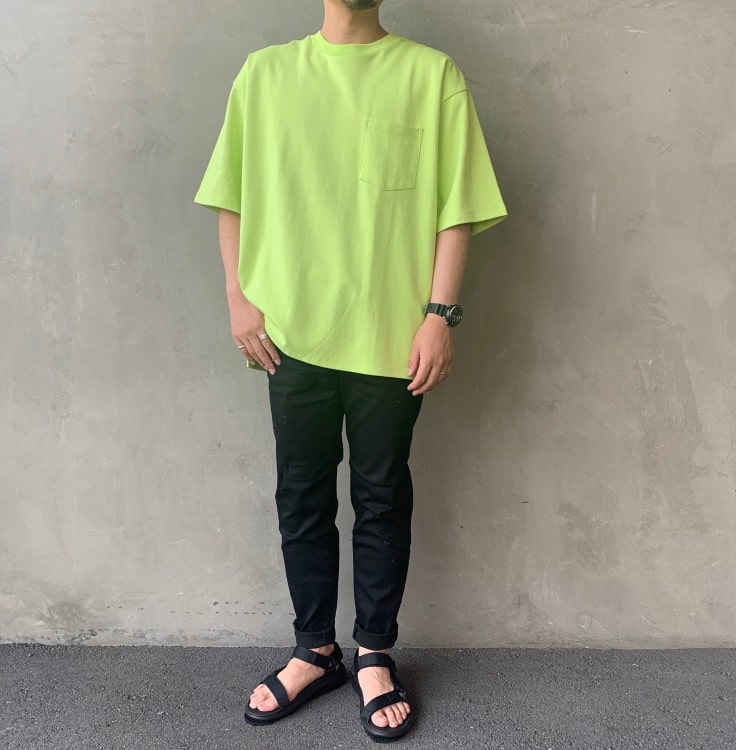 ヌワールファブリックのボンディングクルーネックTシャツのコーディネートです。