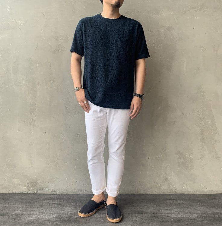 ジーンズファクトリークローズのランダムパイルクルーネックTシャツのコーディネートです。