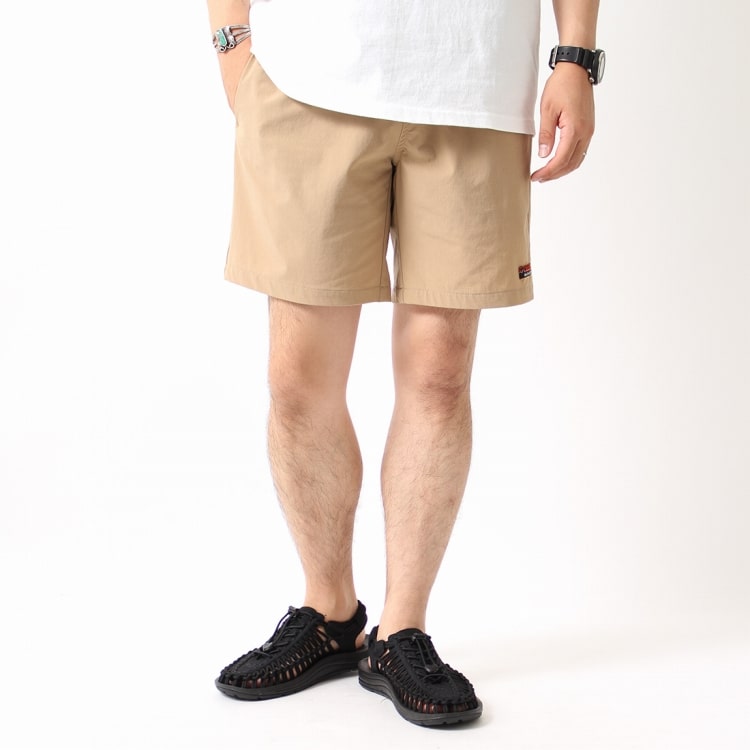 キーンのユニーク モノクローム サンダルです。