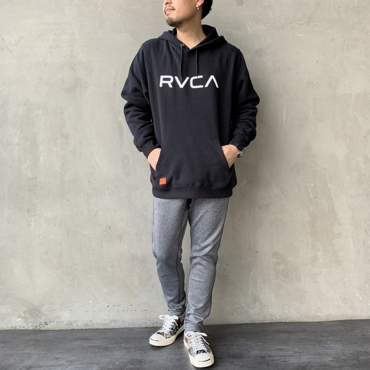 RVCA [ルーカ]のBIG RVCA フーディー、シンプルなスウェットパーカーのコーディネートです。