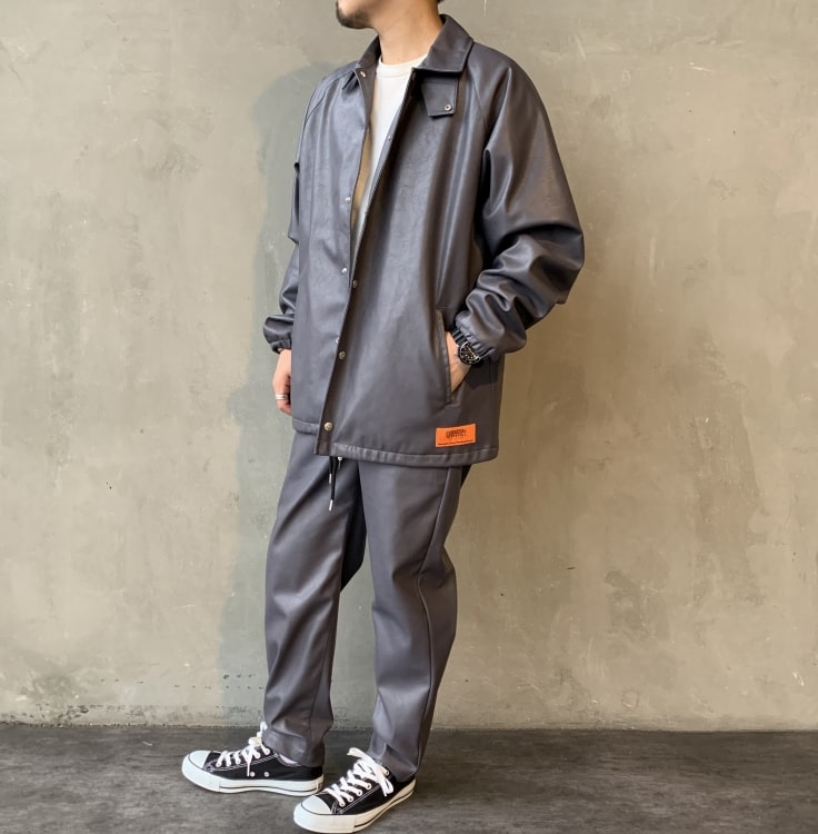 ユニバーサルオーバーオールのエコレザー別注 ビッグコーチジャケットと別注 シェフパンツのセットアップコーディネートです。