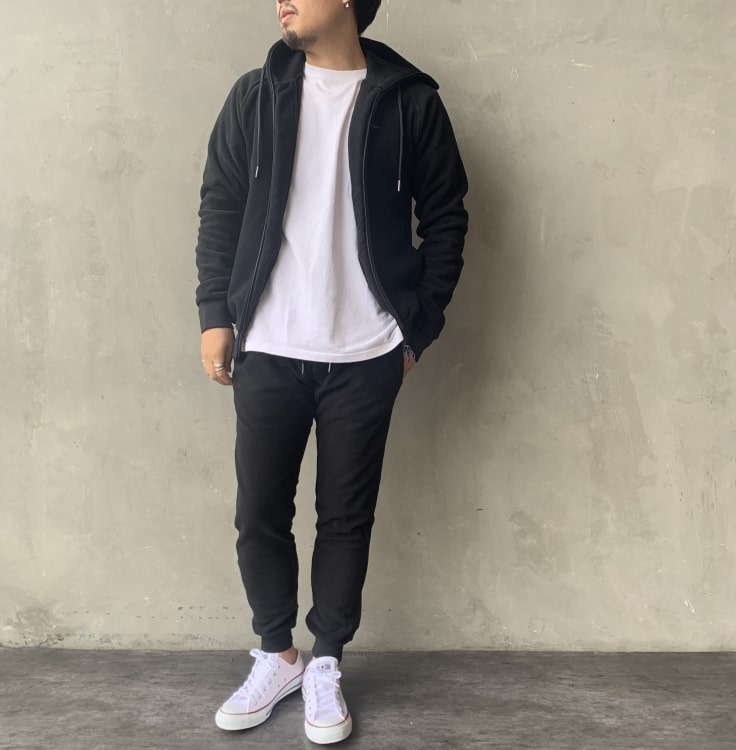 ウノピゥウノウグァーレトレのセットアップコーディネートです。