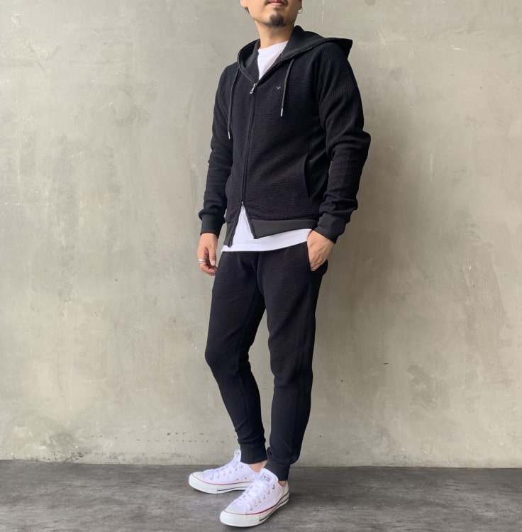 ウノピゥウノウグァーレトレのリラックスフィットパーカーとリラックスフィットロングパンツのセットアップコーディネートです。