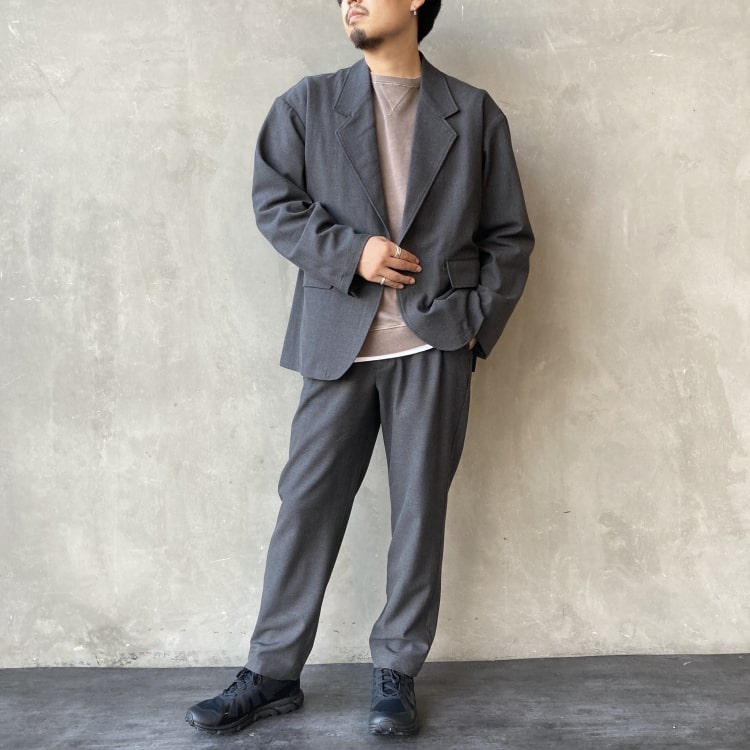 ヌワールファブリックのジャケットセットアップのコーディネートです。