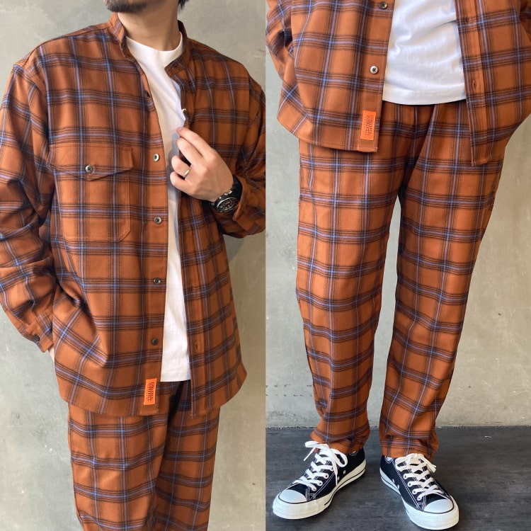 ユニバーサルオーバーオールの別注バンドカラービッグCPOと別注シェフパンツです。