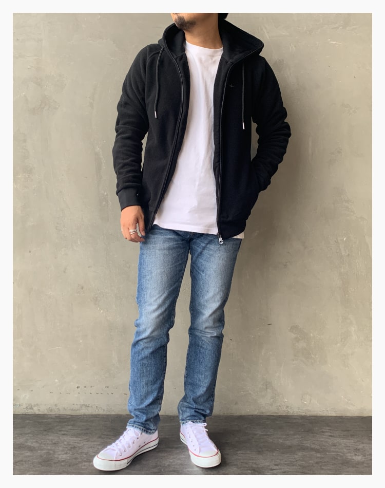 レッドカードのデニム、リズムのコーディネートです。