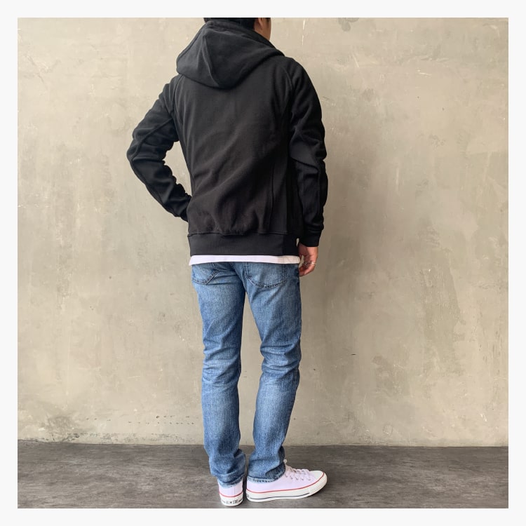 レッドカードのデニム、リズムのコーディネートです。