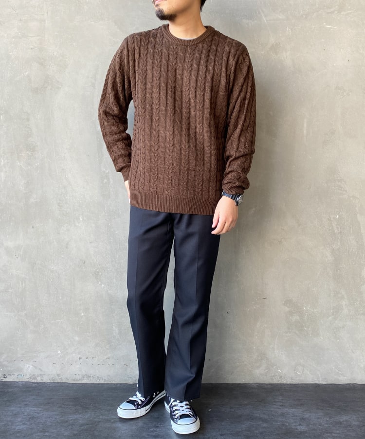 33Degreesのケーブル切替クルーネックニットを着用した全身写真です。