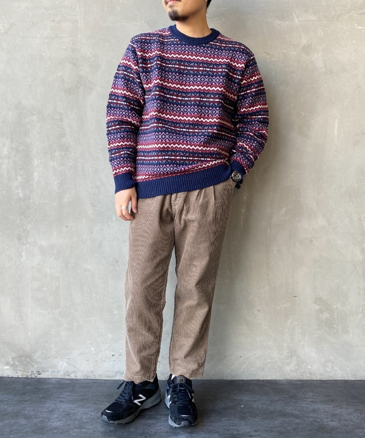 gimのラムナイロンフェアアイルジャカードクルーネックニットを着用した全身写真です。