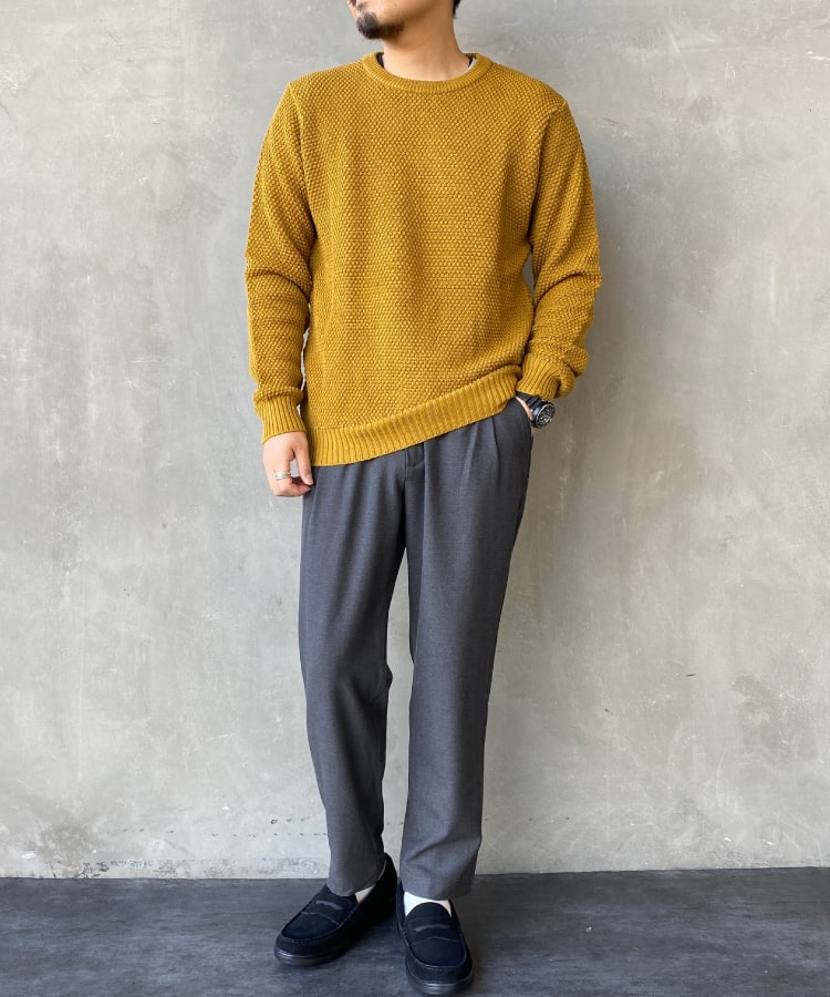 gim×JEANSFACTORYのポップコーンウォッシャブルクルーネックニットを着用した全身写真です。