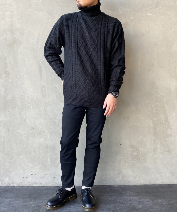 33Degreesのアラン柄タートルネックを着用した全身写真です。