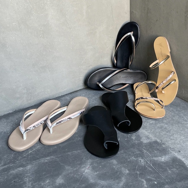 夏支度は足元から。大人の女性のためのサマーサンダルコレクションの特集用バナーです。