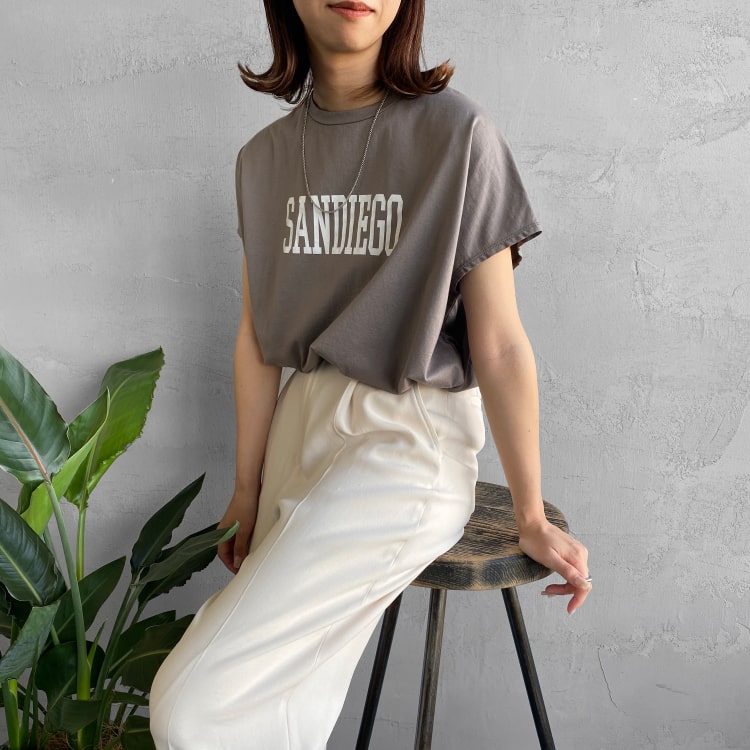 大人の抜け感漂う、MICA&DEALの別注Tシャツの特集用バナーです。
