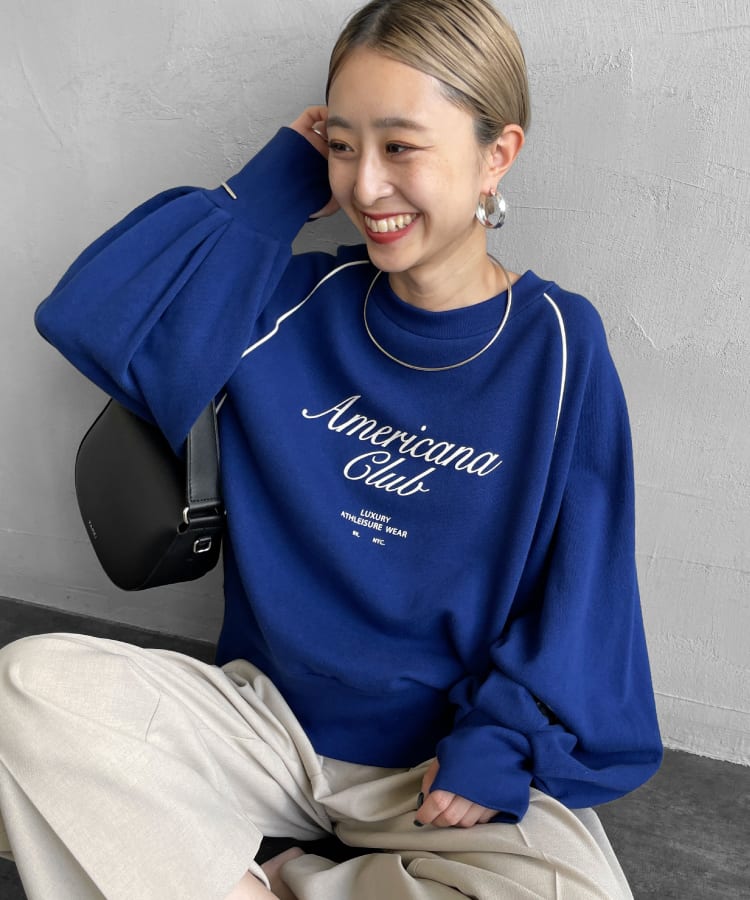 Americana × JEANS FACTORY [アメリカーナ × ジーンズファクトリー] 別注 ボリュームスリーブ ロゴプリントラグランスウェット [ASO-746-2-JF]の着用画像です。