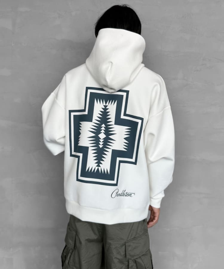 PENDLETON [ペンドルトン] 別注 ネイティブ柄 ダンボールニット スウェットパーカー [4475-7237-JF]の着用画像です。