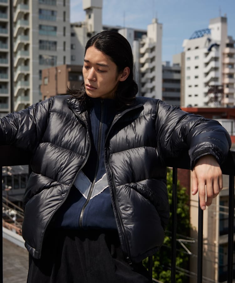 Marmot [マーモット] 別注 ダウンジャケット [TSAUD312IN-JF]の着用画像です。