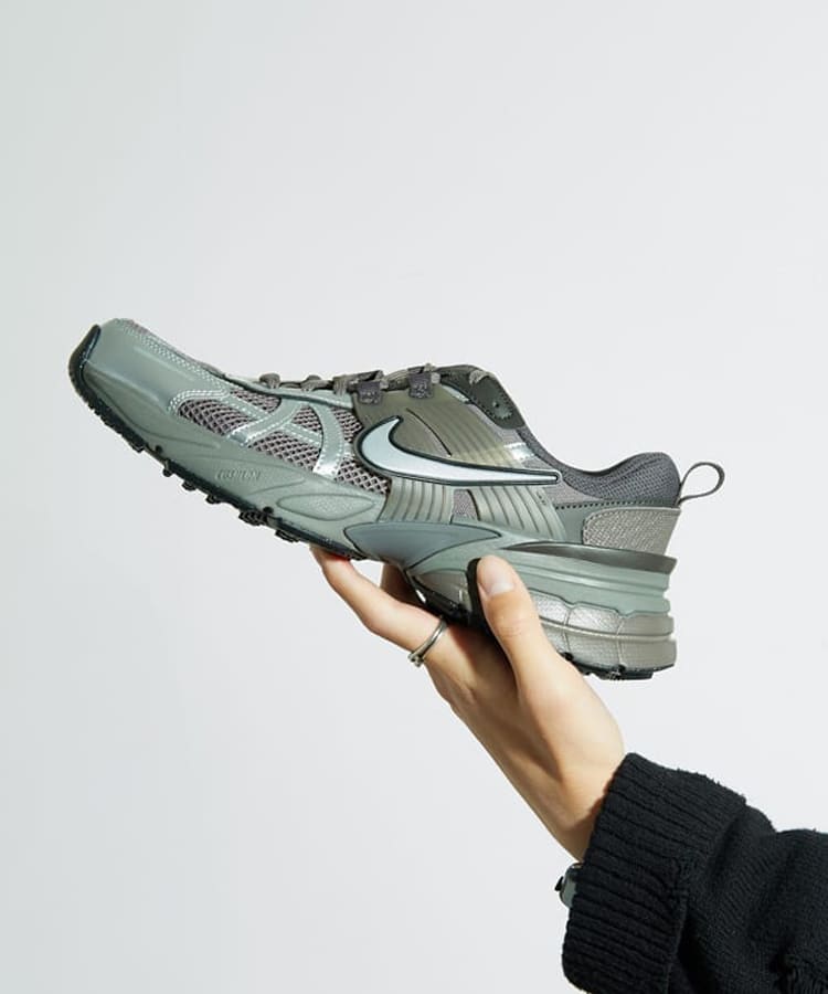 NIKE [ナイキ] V2K ラン スニーカー [HQ1678]