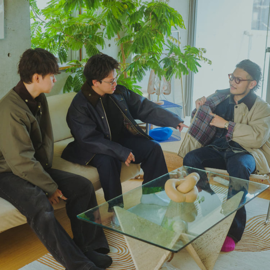 インフルエンサー3人が語る、バブアー別注トランスポートの魅力｜JEANS