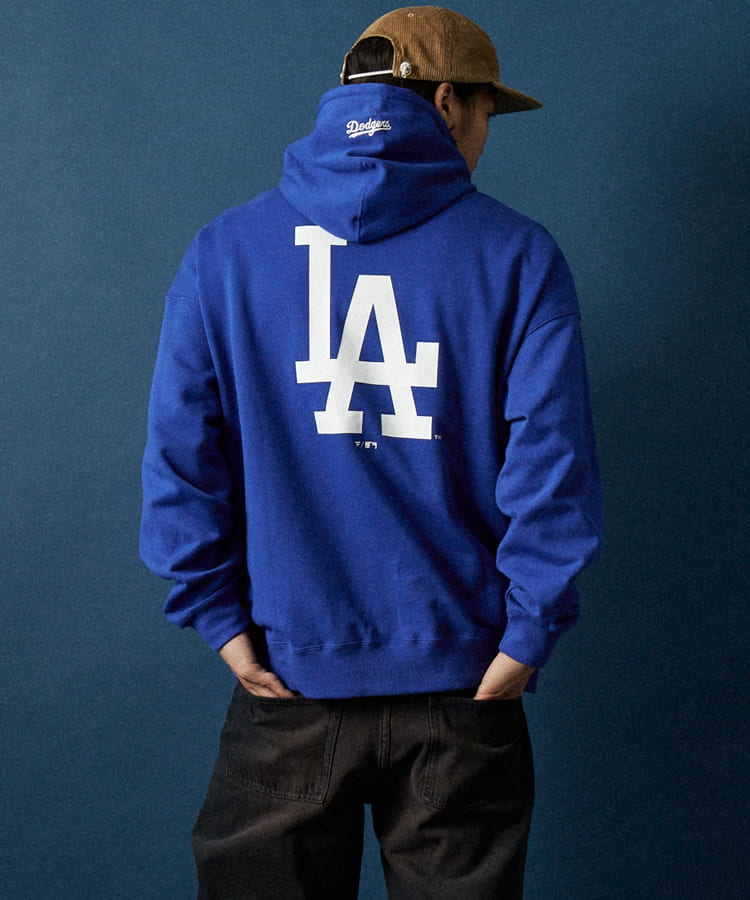 Fanatics [ファナティクス] 別注 MLBロゴ バックプリント スウェットパーカー [ML0625FW0006-JF]の着用画像です。