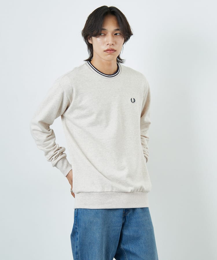 FRED PERRY [フレッドペリー] 別注 ツインティップライン ワンポイントロゴ刺繍クルーネックスウェット [FPM-25A-025JF]の着用画像です。