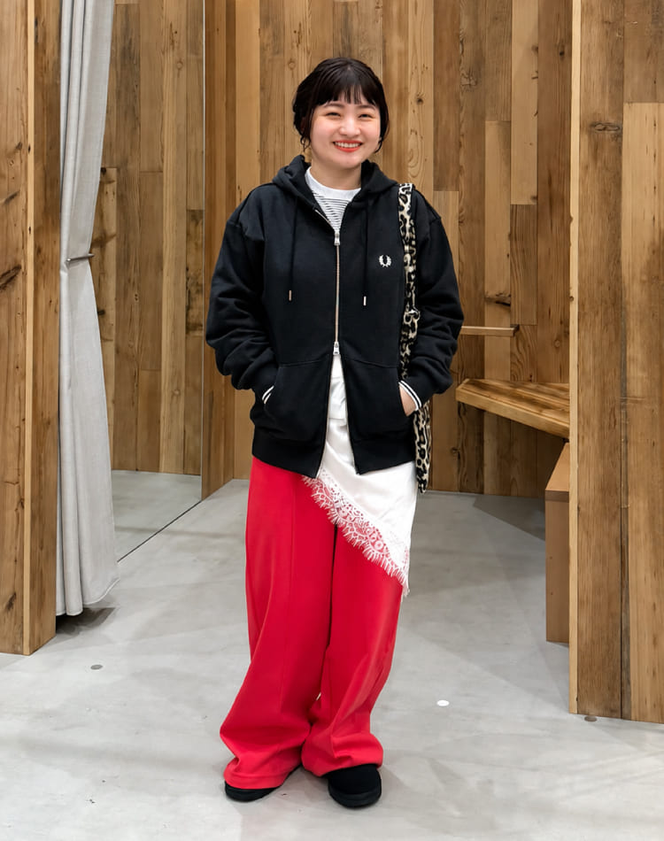 ジーンズファクトリーのレディースパンツのスタッフスナップ写真です。