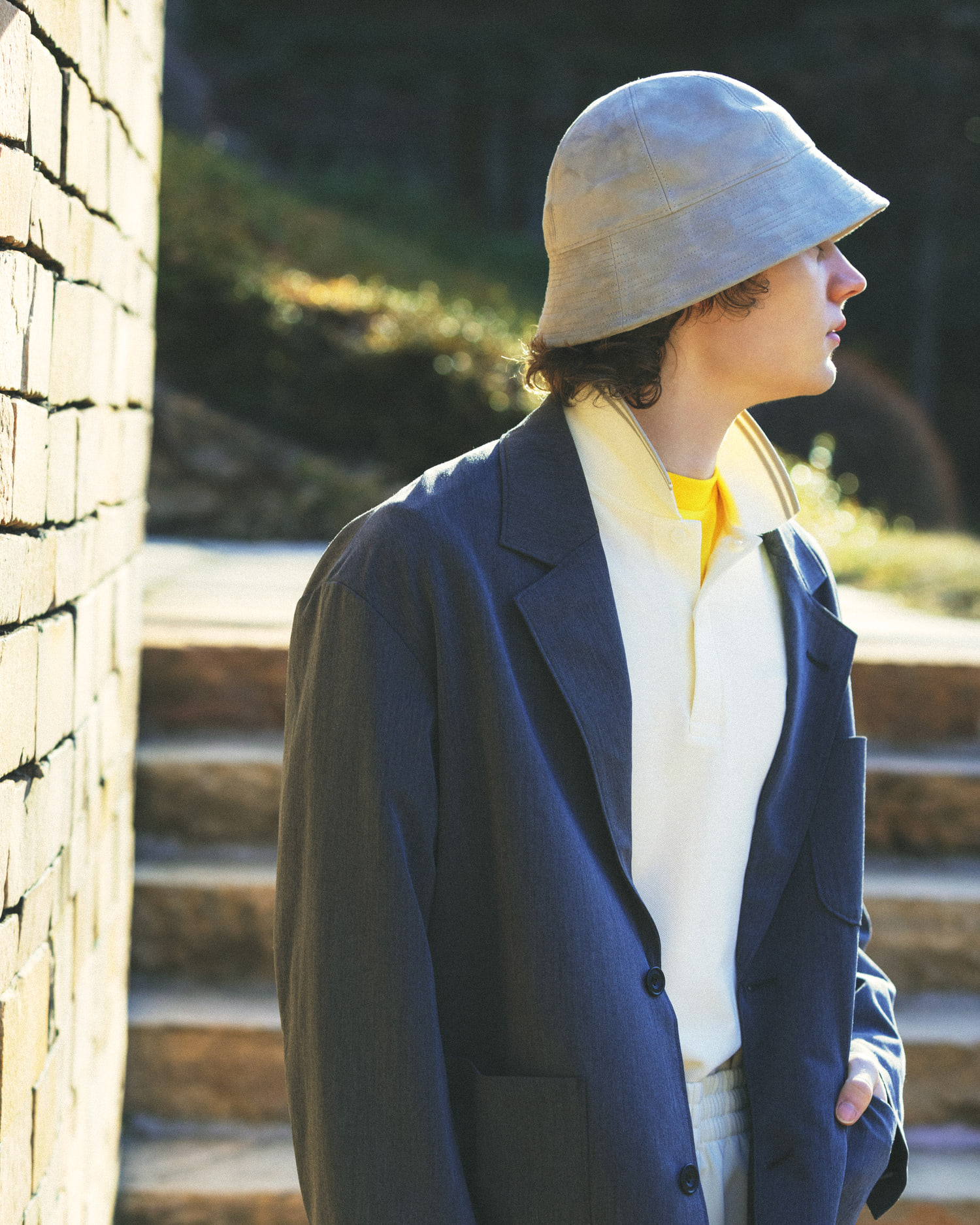 2024春夏 メンズ スタイルブックのスタイルF、FRED PERRY[フレッドペリー]のポロシャツ、adidas Originals[アディダス オリジナルス]のジャージ、SUPERSTAR(スーパースター)82 スニーカーを着用したコーディネートです。
