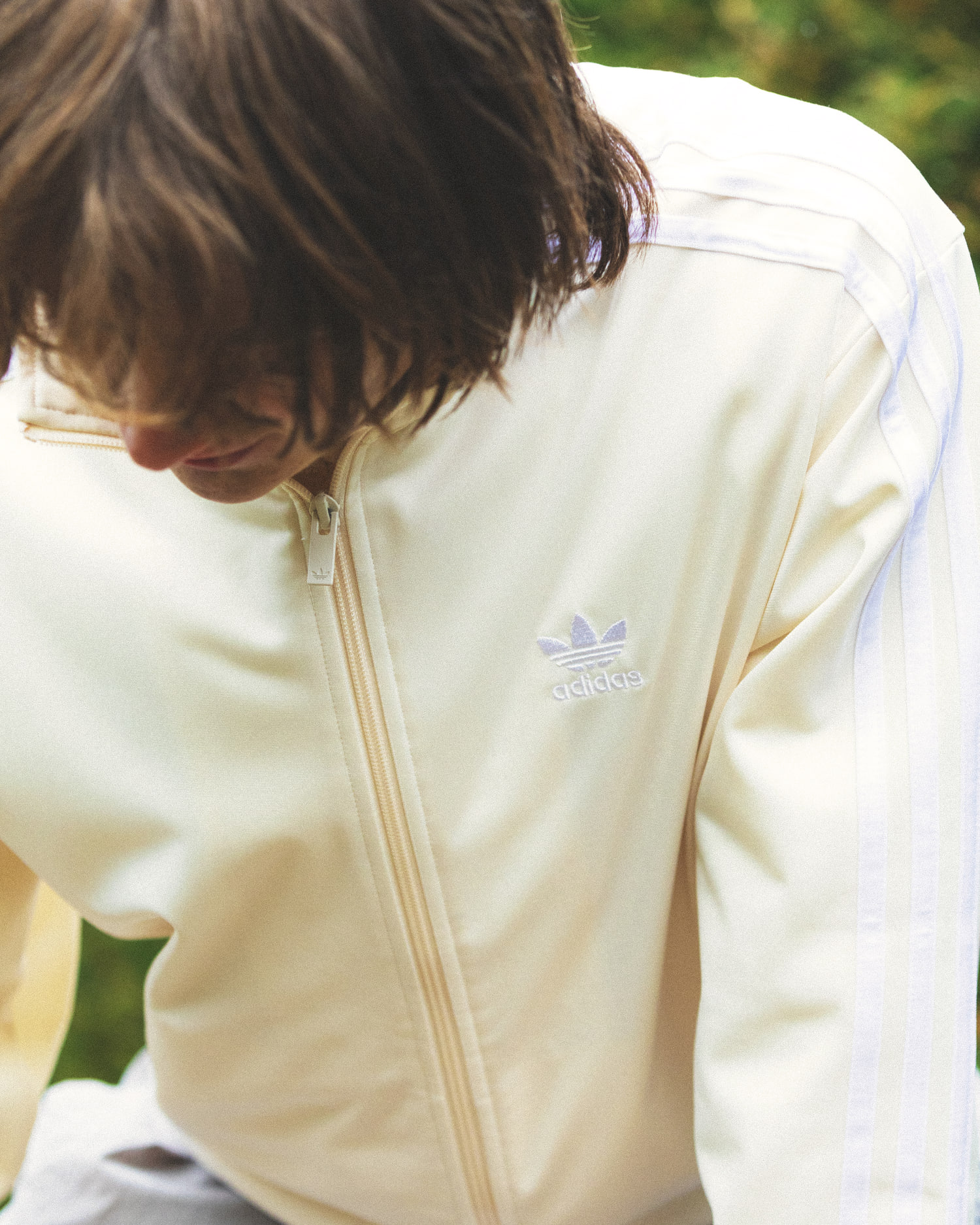 2024春夏 メンズ スタイルブックのスタイルG、FRED PERRY[フレッドペリー]のポロシャツ、adidas Originals[アディダス オリジナルス]のジャージ、SAMBA(サンバ)OG スニーカー、frostline[フロストライン]の別注ナイロンパンツを着用したコーディネートです。