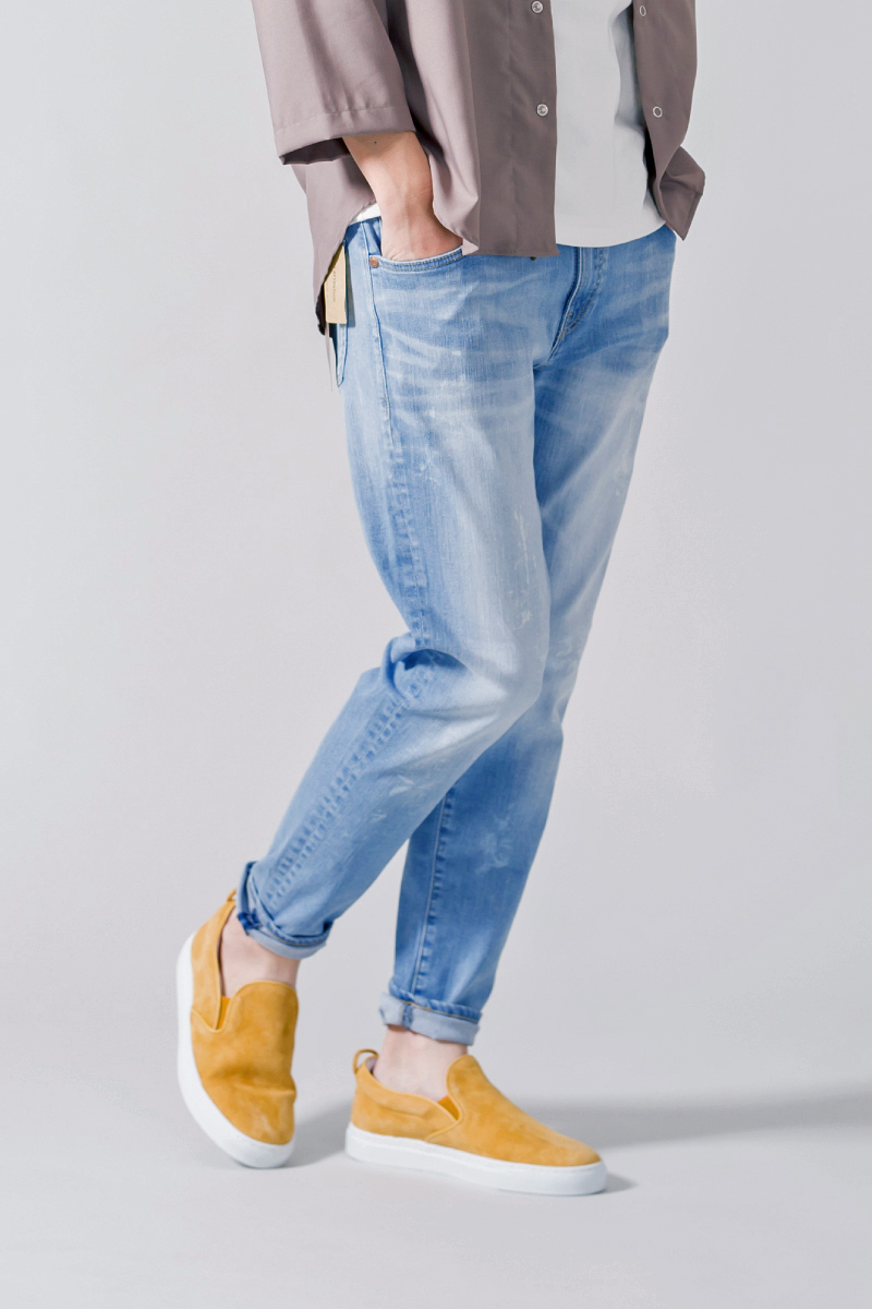 19SSリラックスサーフのジーンズとスニーカーです。