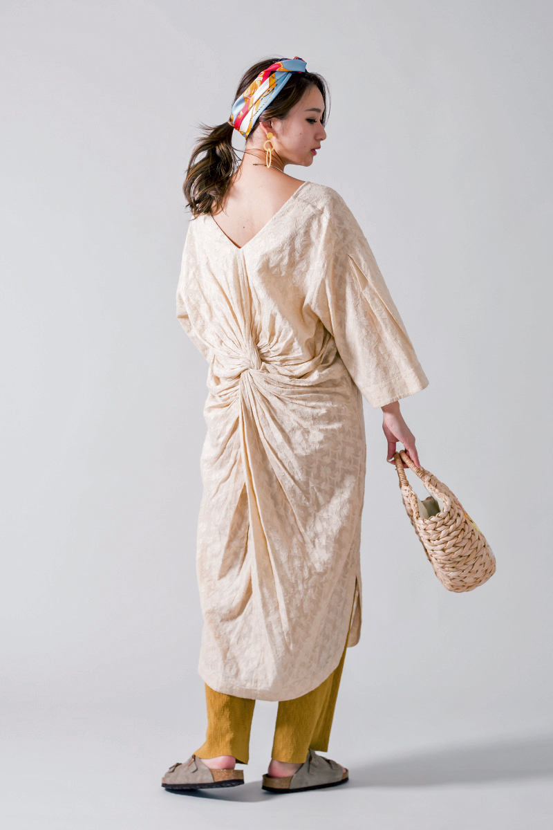 19SSヘルシーレディのワンピース後ろのデザインです。