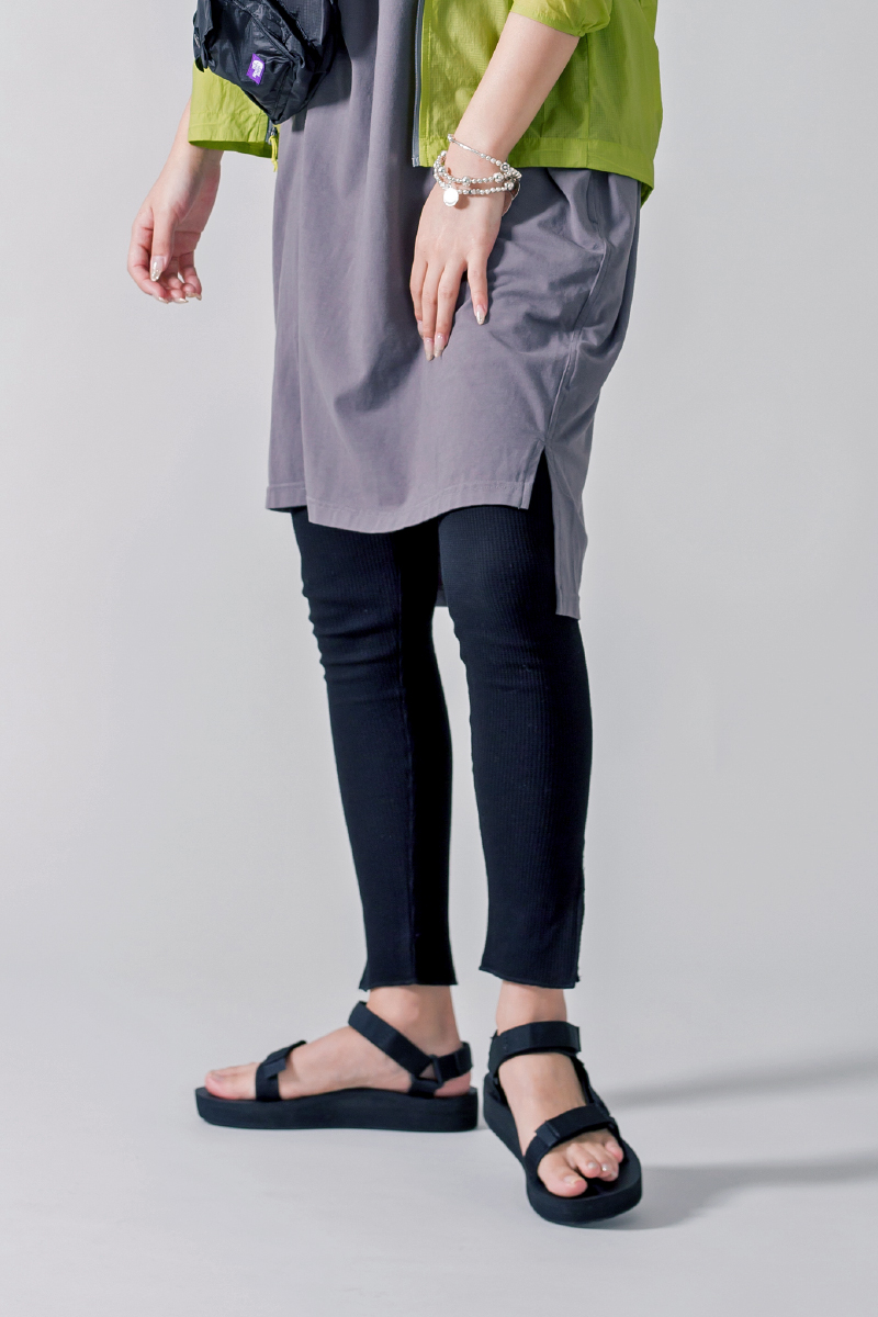 19SSアーバンアウトドアのレギンスとテバのサンダルです。