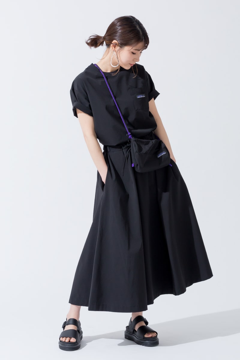 20SS リラクシングサマーのサウザンドマイル3ピースセットアップを着用した全身写真です。