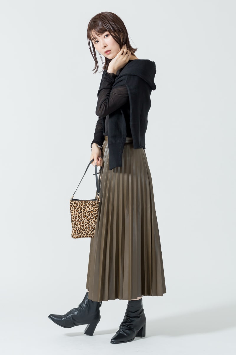 20FW モダンクラシックのシンゾーンのカーディガンにジェイエフレディメイドのエコレザースカートを合わせたコーディネートです。