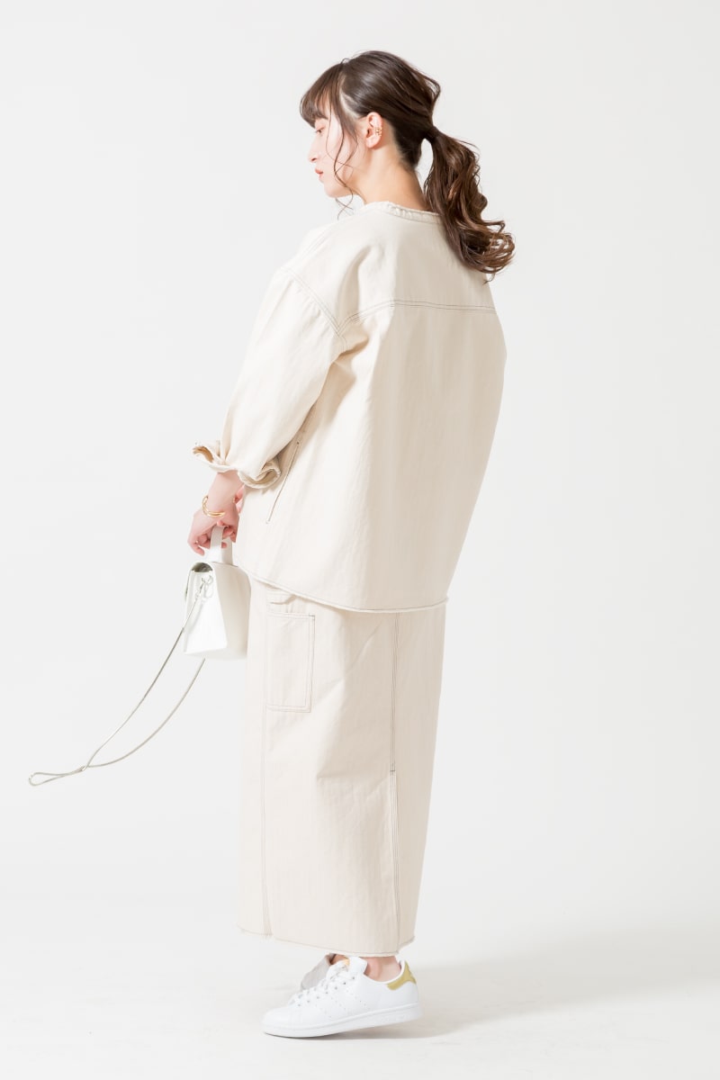 21SSスタイルブック「優しいワントーンで着る、大人女性のワークスタイル」の全身コーディネートです。