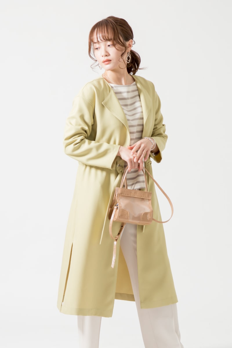 21SSスタイルブック「春カラーのコートで気分を上げるレディなスタイル」のジェイエフレディメイドのスプリングコートです。