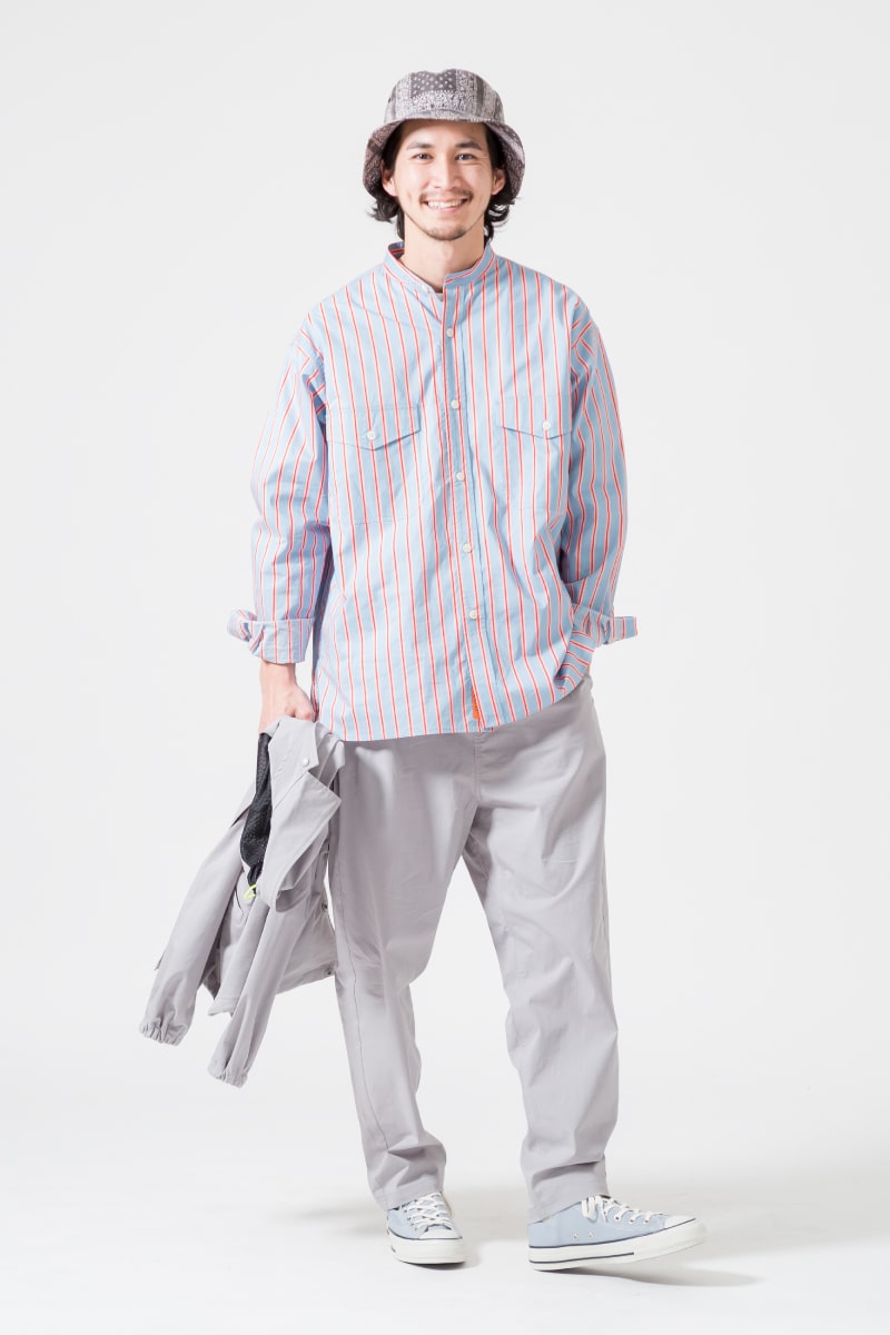 21SSスタイルブック「旬のスモーキーカラーで愉しむテックウェアコーデ」のユニバーサルオーバーオールの別注バンドカラービッグCPOシャツを着用した全身コーディネートです。