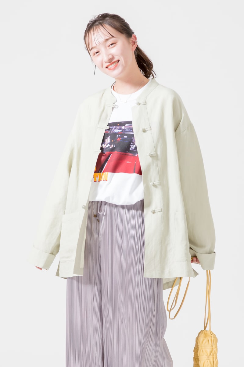 21SSスタイルブック「トレンドアイテムを遊び心×ミニマルに表現」のジェイエフレディメイドのチャイナシャツとフォトプリントデザインTシャツです。