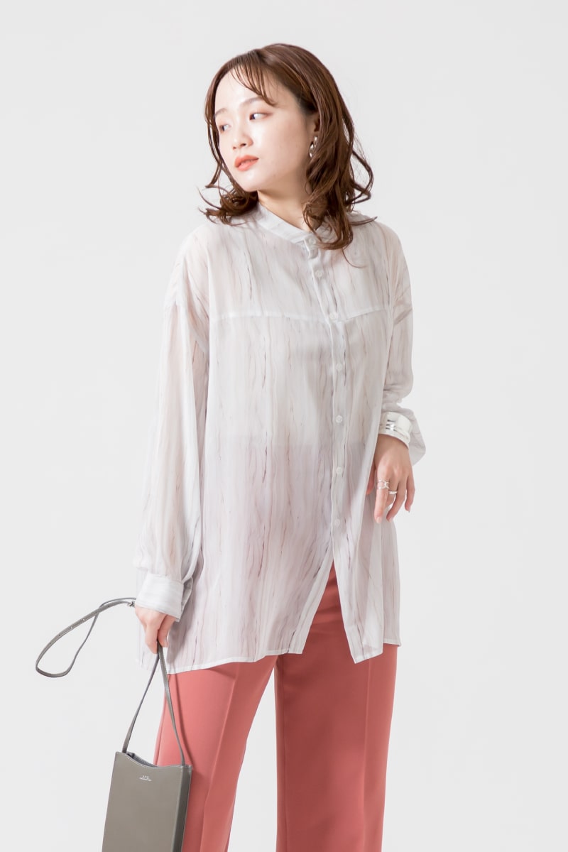 21SSスタイルブック「ほんのり透けが今っぽい“抜け感”ニュアンスコーデ」のジェイエフレディメイドのシアーシャツです。