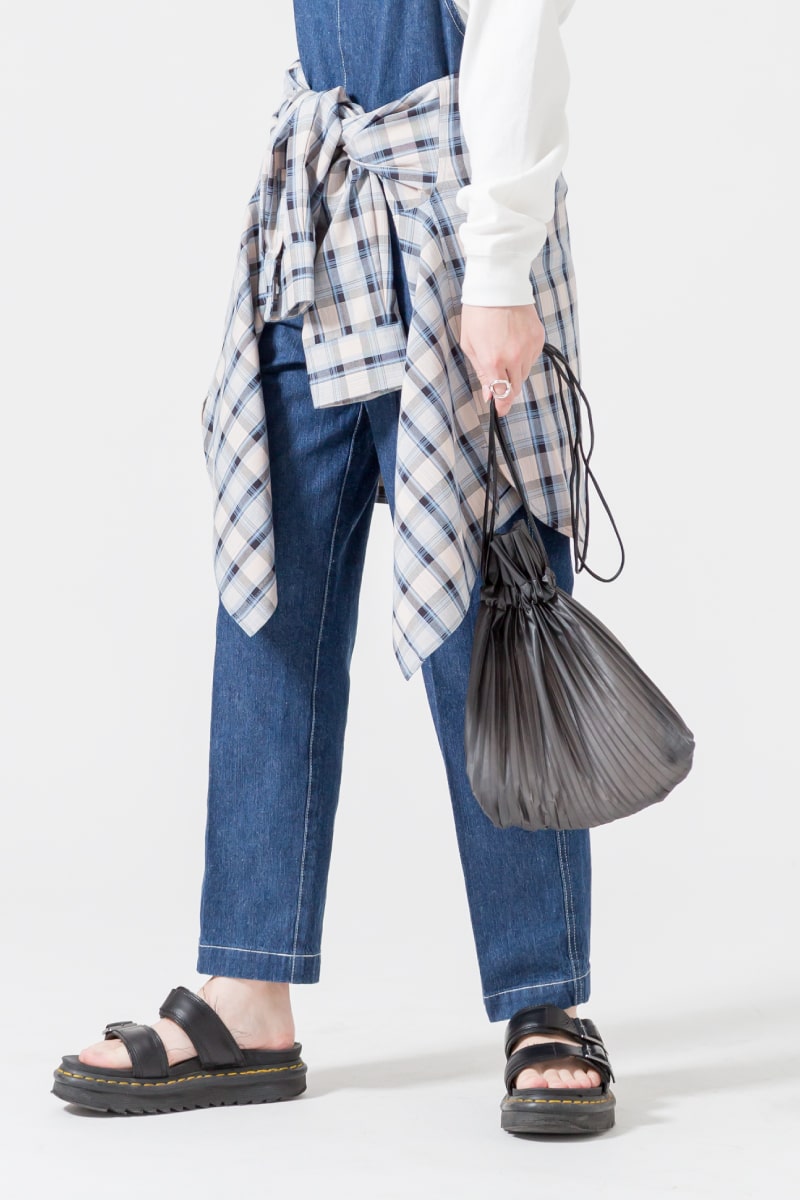 21SSスタイルブック「フェミニンさを秘めたデニムオーバーオールスタイル」のコントロールフリークのシアープリーツ巾着バッグです。